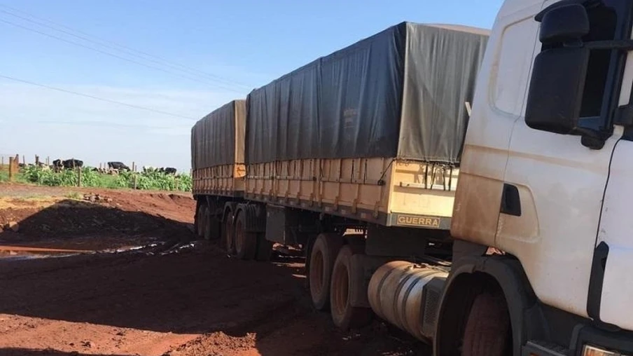 Carreta carregada com cigarros é abandonada em Palotina