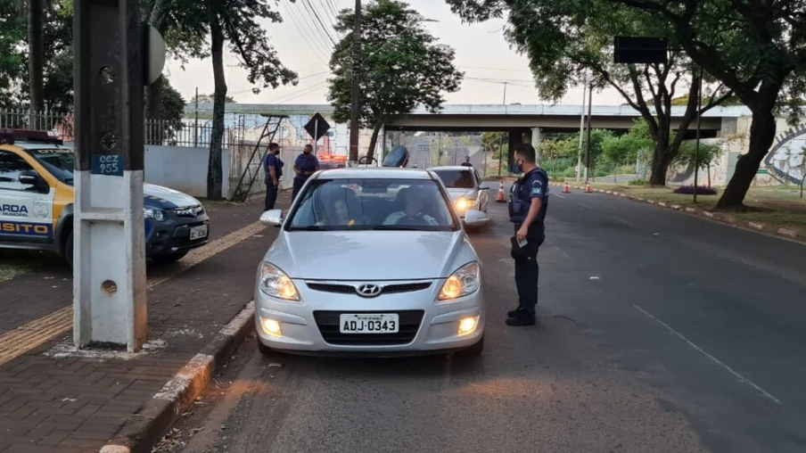 Pandemia avança e municípios retomam medidas restritivas