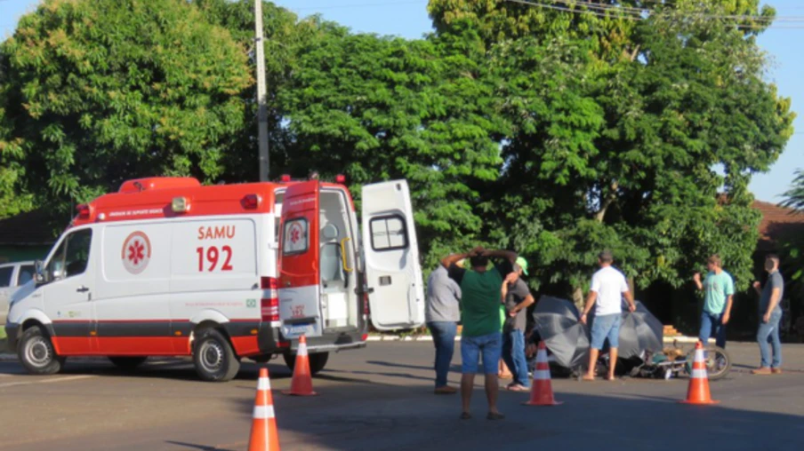 Motociclista tem perna dilacerada ao colidir em colheitadeira em Santa Helena