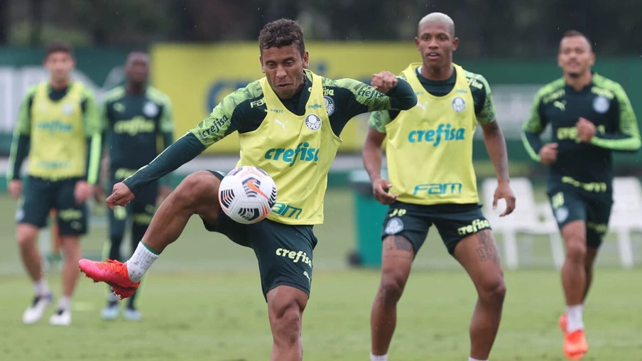 O jogador Marcos Rocha, da SE Palmeiras, durante treinamento, na Academia de Futebol. (Foto: Cesar Greco)