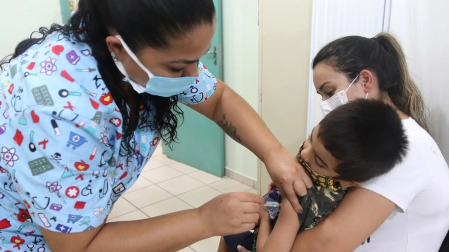 Vacinação contra gripe tem baixa adesão entre mães e crianças
