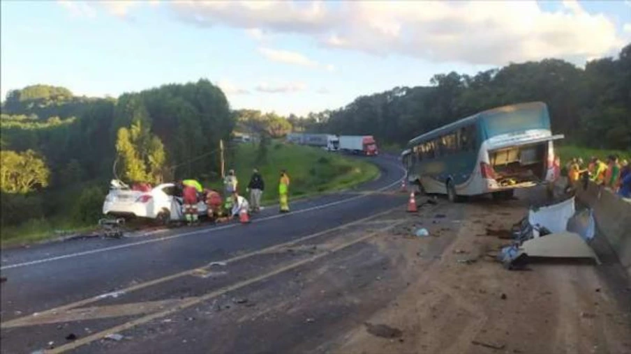 Acidente entre carro e ônibus mata homem e deixa mulher ferida em Ortigueira