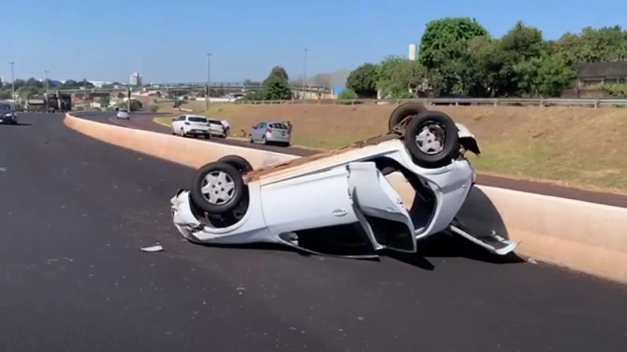 Motorista perde o controle e capota o carro na BR 467