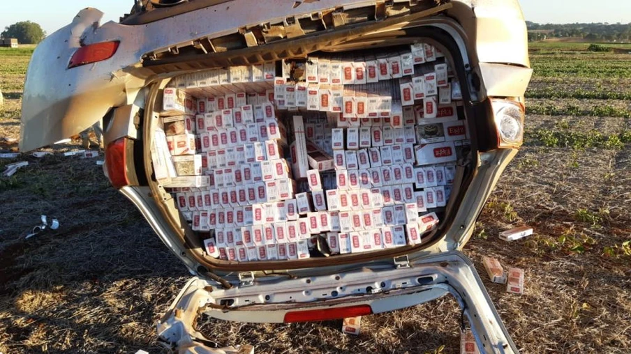 Contrabandista capota carro roubado com cigarros e vai parar no hospital em Toledo