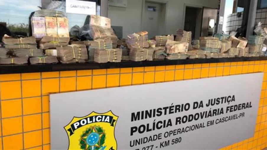 PRF apreende R$1,2 milhões em espécie com casal, na BR-277