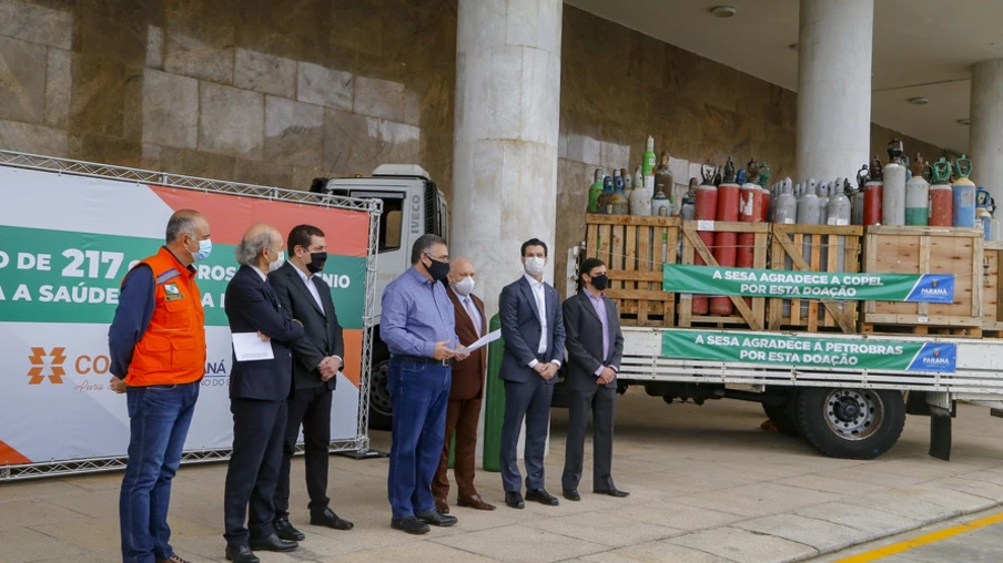 27.04.2021 - Doação de Cilindros da Copel para Sesa.
Secretario Saude Beto Preto, diretor presidente da Copel Daniel Pimentel Slaviero, diretor presidente da Copel Distribuição, Maximiliano Orfalil ,Felipe Leonardo Gomes, gerente geral da Refinaria Presidente Getúlio Vargas (Repar) e Ademar Traiano presidente da Assembleia.
Foto Gilson Abreu/AEN