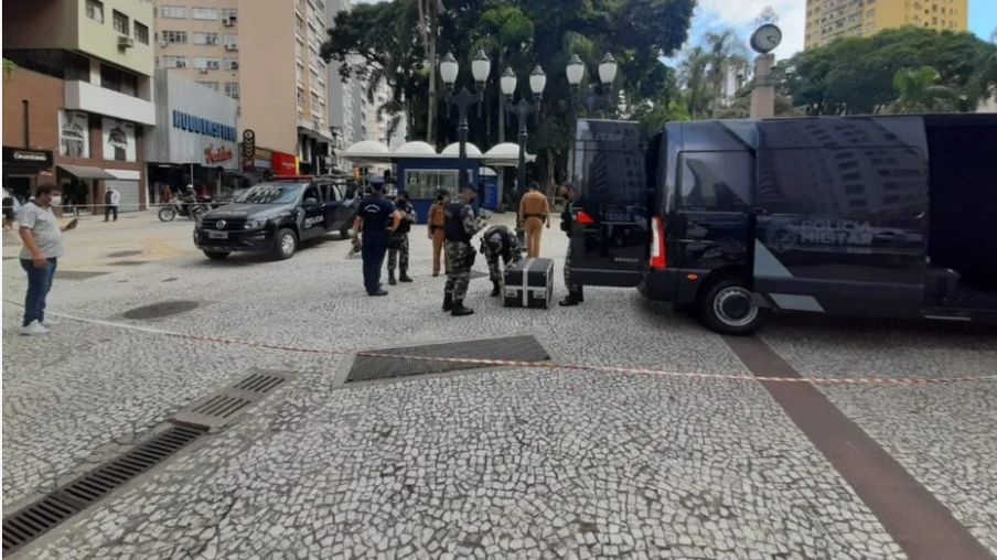 Homem simula bomba e acaba preso no Calçadão da XV em Curitiba; veja vídeos