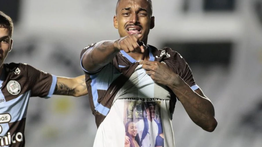 Corinthians vence Santos na Vila Belmiro