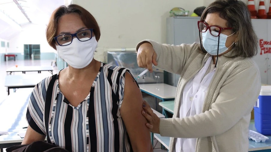 PMI dá sequência à vacinação de professores no Centro de Eventos