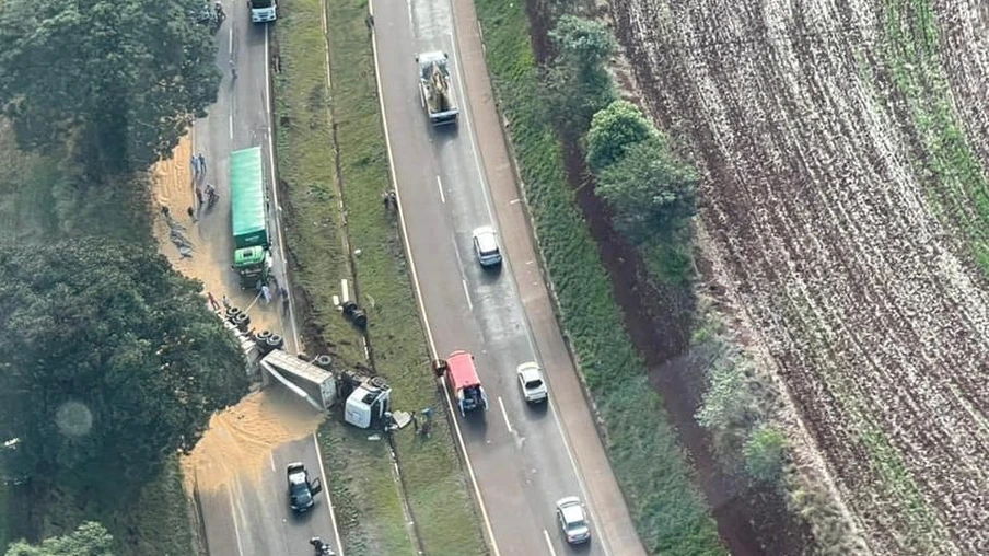 VÍDEO: Carreta tomba e interdita pista da BR-467 entre Toledo e Cascavel