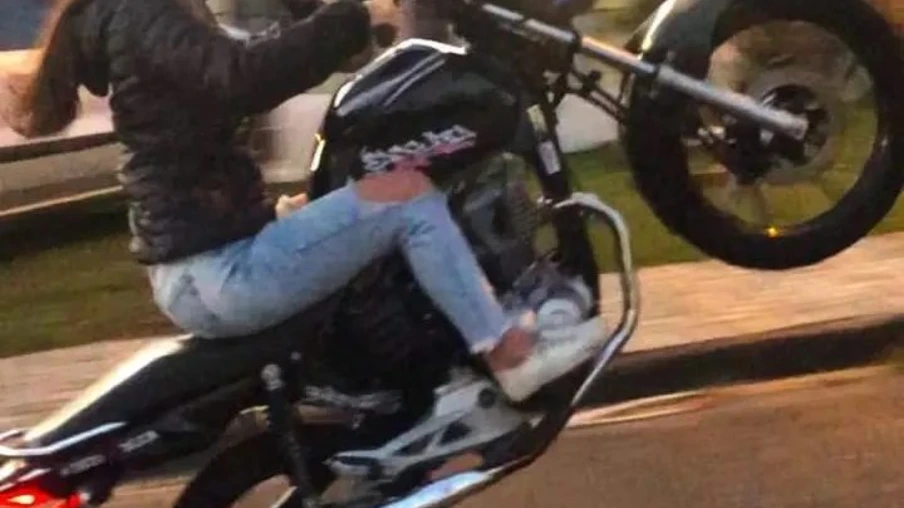 Paraná: jovem de 20 anos empina moto diante da PM, foge, bate contra carro e morre no hospital