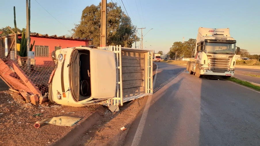 Tombamento de veículo é registrado na marginal da BR-467 em Cascavel