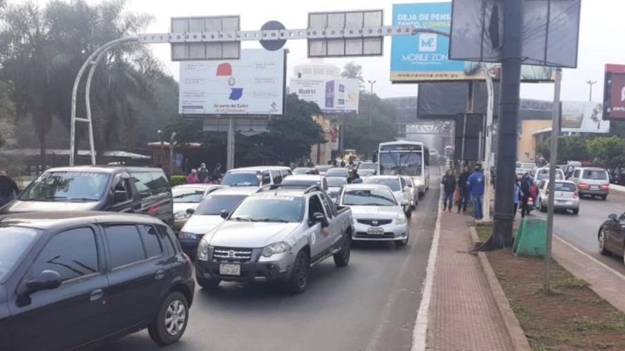 Informais bloqueiam acesso à Ponte da Amizade