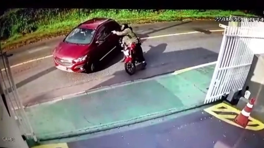 Mulher é executada a tiros por motociclista em Curitiba; veja vídeo