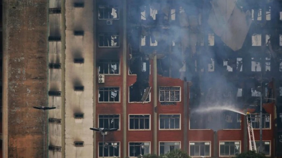 Bombeiros continuam desaparecidos em prédio incendiado em Porto Alegre