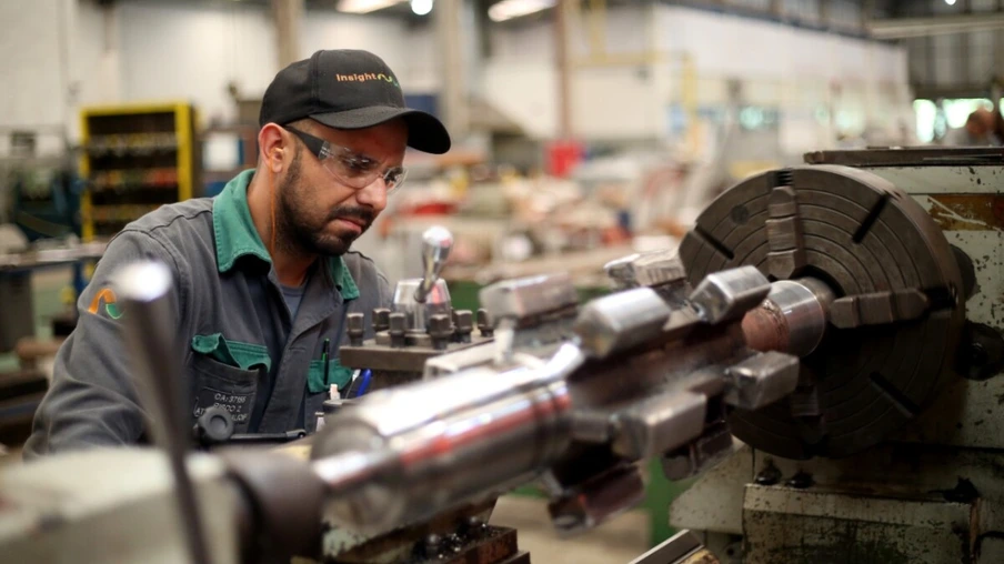 Indústrias crescem 2,9% em dezembro e fecham ano com alta de 3,9%