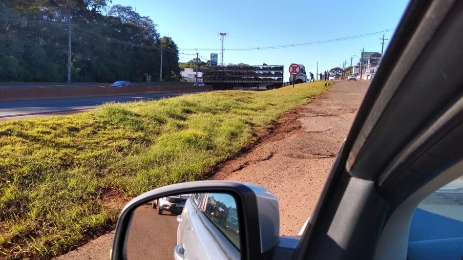 Pista da BR-277 é liberada após caminhão ficar entalado