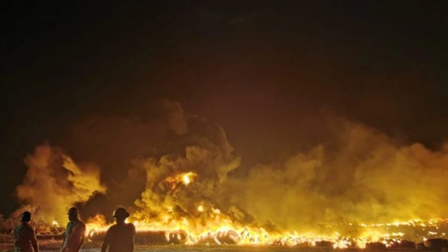 Incêndio destrói depósito com 30 mil pneus no Paraguai