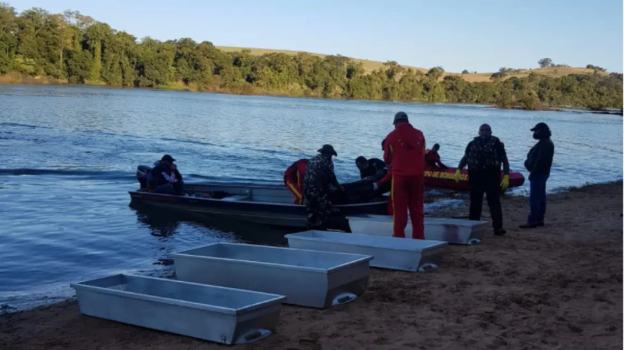 Vítimas de acidente de barco no Rio Ivaí começam a ser veladas nesta quinta-feira