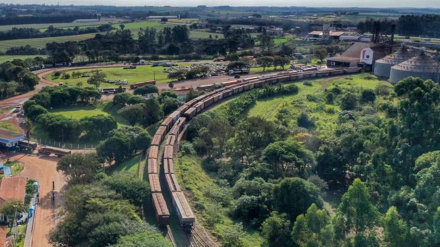 Cascavel, no Oeste do Paraná, recebeu nesta quarta-feira (23) a comitiva do governo federal que está no Estado para uma série de visitas técnicas a fim de avaliar o projeto da Nova Ferroeste. Em encontro com cooperativistas, foi abordado o desempenho da linha férrea já existente (a Ferroeste) e o impacto que a nova ferrovia terá sobre a competitividade do setor produtivo da região. Foto: Alessandro Vieira/AEN