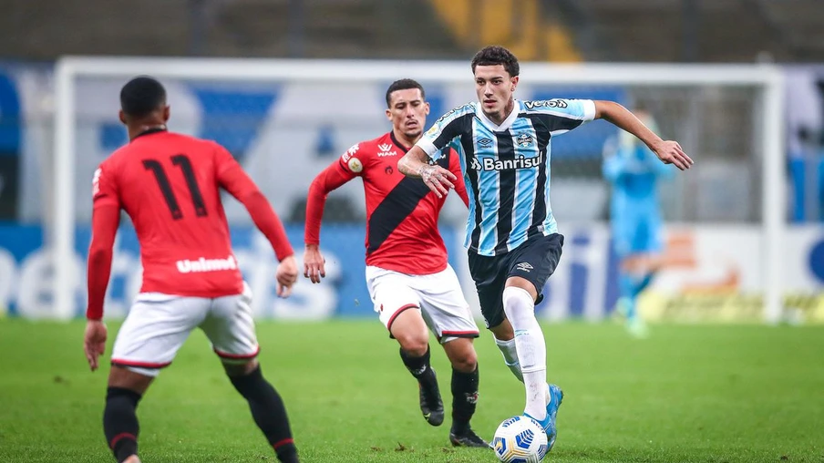 Grêmio perde em casa para o Atlético-GO e segue em último