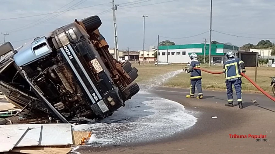 Carreta tomba no trevo do CTG Charrua em Foz do Iguaçu