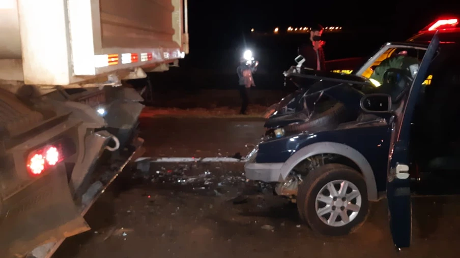 Motorista fica ferido após forte colisão traseira na BR-277 em Cascavel