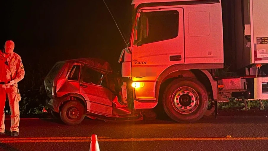 Três pessoas morrem em acidente entre dois carros e caminhão na PR-495