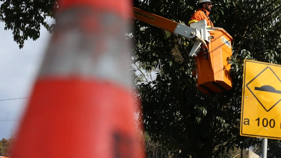 A Copel promove neste sábado (14) o mutirão anual de manutenção preventiva nas redes elétricas, com o objetivo de reduzir desligamentos de energia no período mais chuvoso do ano. Esta é  a terceira edição do chamado “Dia D”
Foto: Geraldo Bubniak/AEN