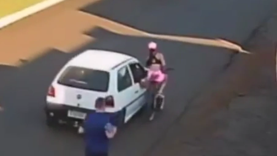 Paraná: passageiro de carro passa a mão em ciclista e a derruba; VEJA VÍDEO