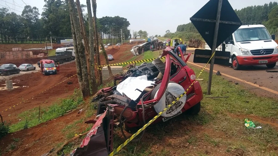 Motorista morre após grave colisão entre dois caminhões e um carro na BR-277; VEJA VÍDEO