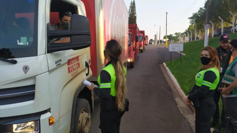 Semana Nacional de Trânsito: caminhoneiros e motoristas de ônibus também recebem orientação