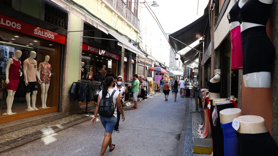 Comércio na SAARA (Sociedade de Amigos das Adjacências da Rua da Alfândega), centro da cidade.  Comércio não essencial está autorizado a reabrir a partir de hoje (9) na cidade do Rio de Janeiro depois de duas semanas fechados devido à pandemia de Covid-19.