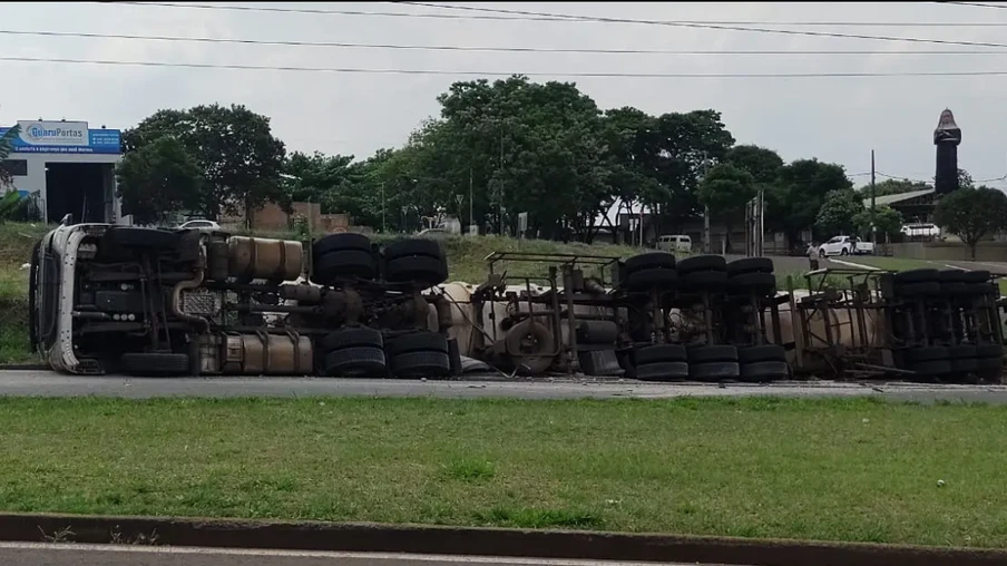 Carreta carregada com diesel tomba no Contorno Sul de Maringá