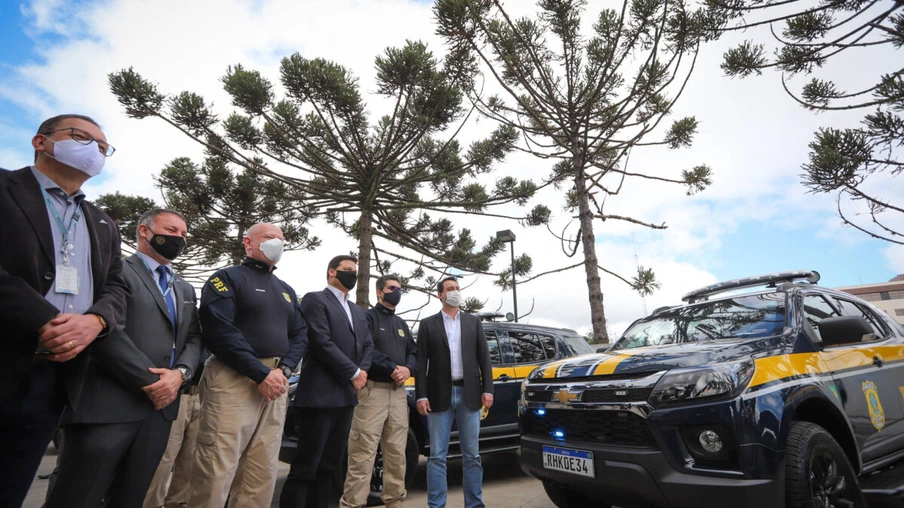 O governador Carlos Massa Ratinho Junior entrega nesta quarta-feira (22), novas viaturas para a Polícia Rodoviária Federal
 (PRF)  na sede da Superintendência no Paraná. - 22/09/2021 - Foto: Geraldo Bubniak/AEN