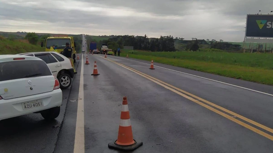 Carro com placas de Cascavel se envolve em colisão frontal na BR-277