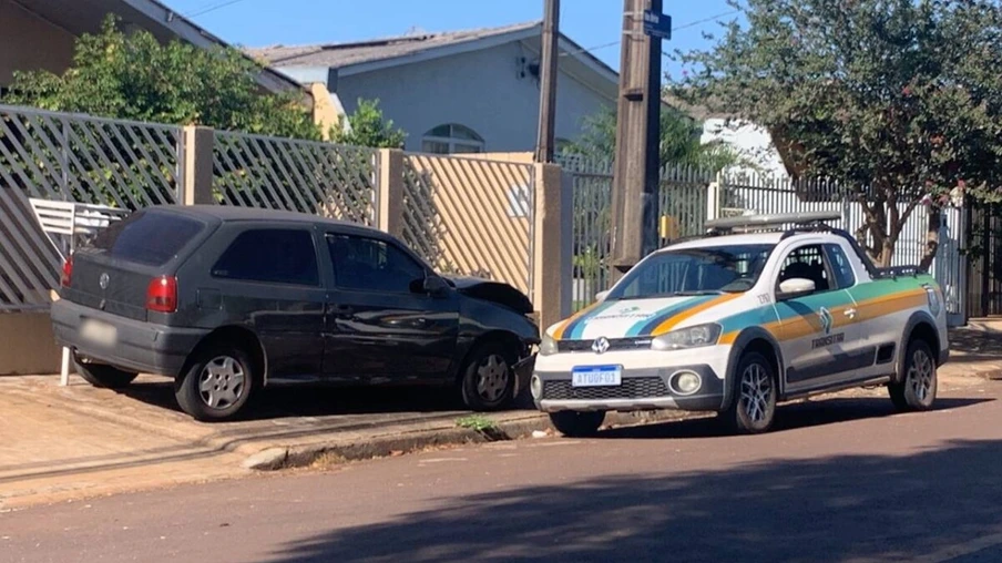 Veiculo invade calçada e atropela homem de 33 anos no Bairro Periolo