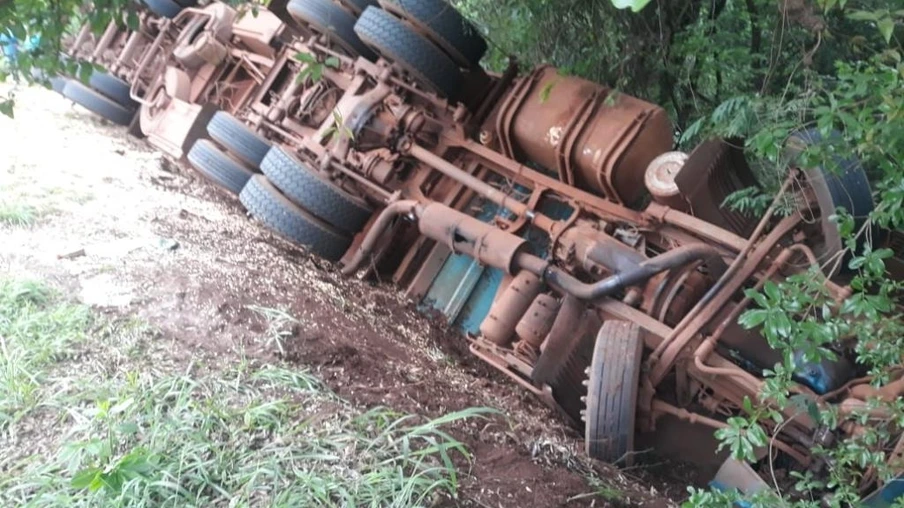 Carreta carregada de milho capota na PR 317