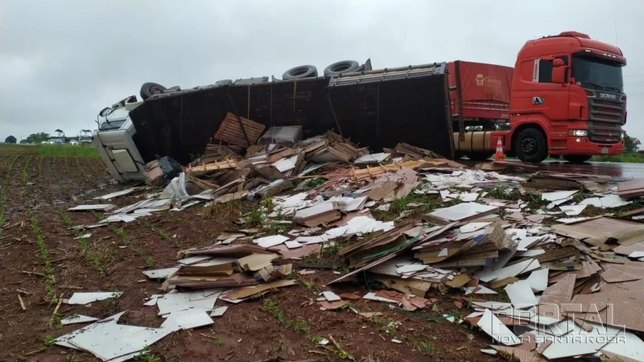 Caminhão tomba e outro para no canteiro central da BR-467 entre Toledo e Cascavel