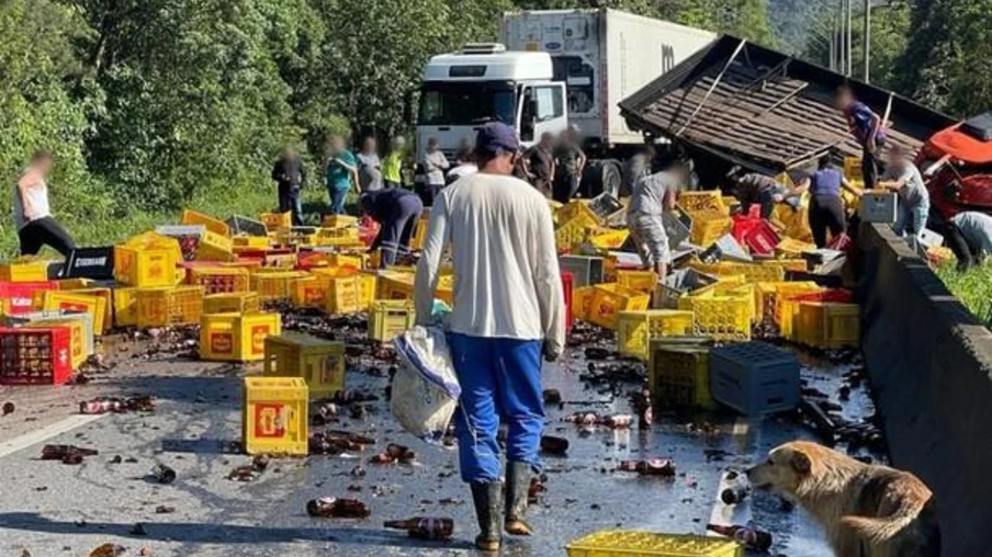 Caminhões que transportavam 12 toneladas de cerveja e 22 toneladas de carne batem na BR-376