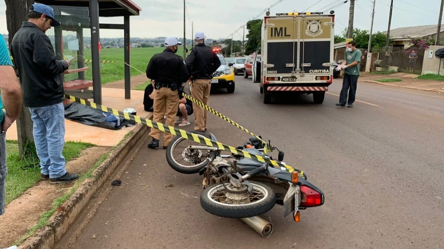 Motociclista morre ao colidir contra ponto de ônibus