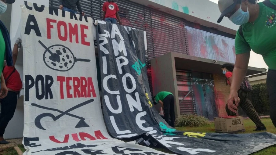 VÍDEOS: Sede da Aprosoja BR, Abramilho e Abrass, em Brasília é invadida e vandalizada