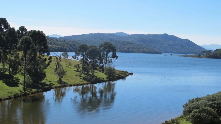 A partir deste fim de semana (11 e 12) está aberto o calendário de visitas públicas aos Mananciais da Serra, junto ao Parque Estadual Pico do Marumbi, na Serra do Mar, em Piraquara. A região dos Mananciais da Serra fica em área de mata atlântica protegida por lei e é aberta ao público em alguns dias do ano. Em 2017, serão 22 datas, entre fevereiro e dezembro. 
Foto: Divulgação Sanepar