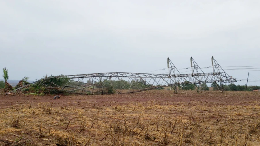 Copel e Sanepar trabalham para restabelecer luz e água em municípios atingidos por temporal