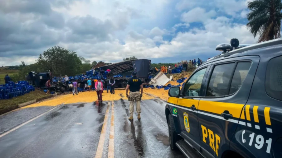 Imagens aéreas mostram acidente com dois caminhões e um carro na BR-376