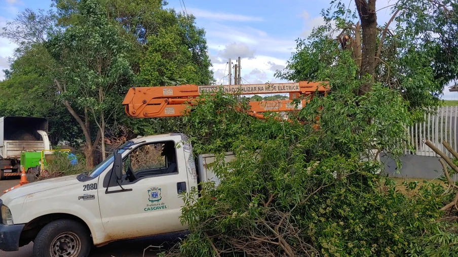 Equipes da Prefeitura e Copel intensificam trabalhos nas ruas após temporal