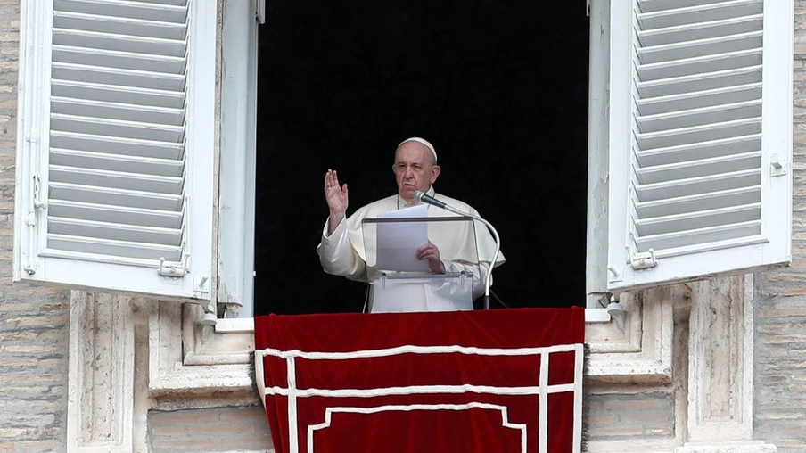 O Papa Francisco gesticula ao proferir a oração do Angelus de sua janela no dia do lançamento de sua nova encíclica, intitulada "Fratelli Tutti" (Irmãos Todos), na Praça de São Pedro no Vaticano, 4 de outubro de 2020. REUTERS / Remo Casilli