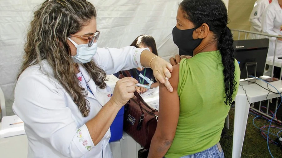 Foz começa a aplicar dose de reforço para maiores de 18 anos