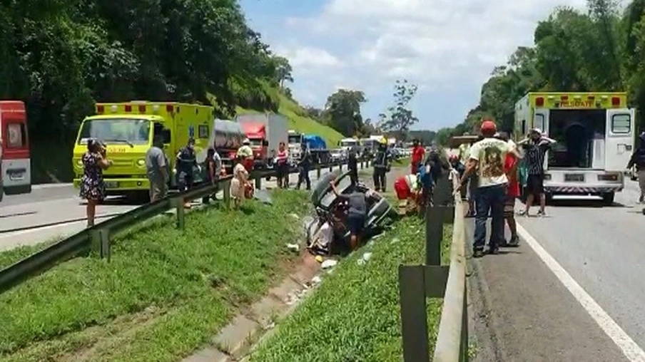 Menino de dois anos e motorista morrem após carro com sete ocupantes sair de pista na BR-277, diz PRF