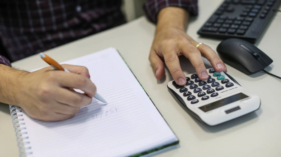 Refis tem novo prazo para adesão. Contribuintes com débitos em atraso de ICMS e dívidas ativas não tributárias ganharam novo prazo para saldar suas dívidas e ficar em dia com a Receita Estadual do Paraná.  18/10/2019  -  Foto: Geraldo Bubniak/AEN